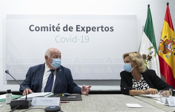 Archivo - El consejero de Salud y Familias, Jesús Aguirre (i) durante la reunión del Consejo Asesor de Alertas de Salud Pública de Alto Impacto (Comité de Expertos). A 14 de septiembre de 2021, en Sevilla (Andalucía, España).