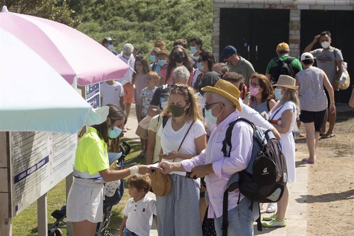 Archivo - Turistas hacen cola para acceder a la playa de Las Catedrales, a 15 de agosto de 2021, en Ribadeo, Lugo, Galicia (España). La playa de Las Catedrales o As Catedrais se mantiene como uno de los principales atractivos turísticos de la costa luce