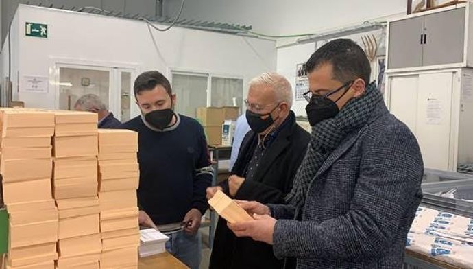 El subdelegado del Gobierno visita la Imprenta Provincial donde se imprimen las papeletas y documentación para la consulta sobre la fusión de Don Benito-Villanueva