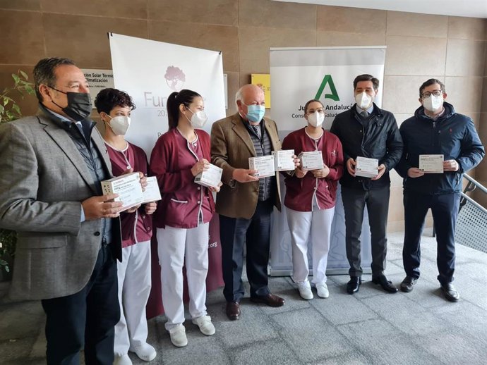 El consejero de Salud y Familias, Jesús Aguirre, reparte mascarillas FPP2 en residencias de mayores.