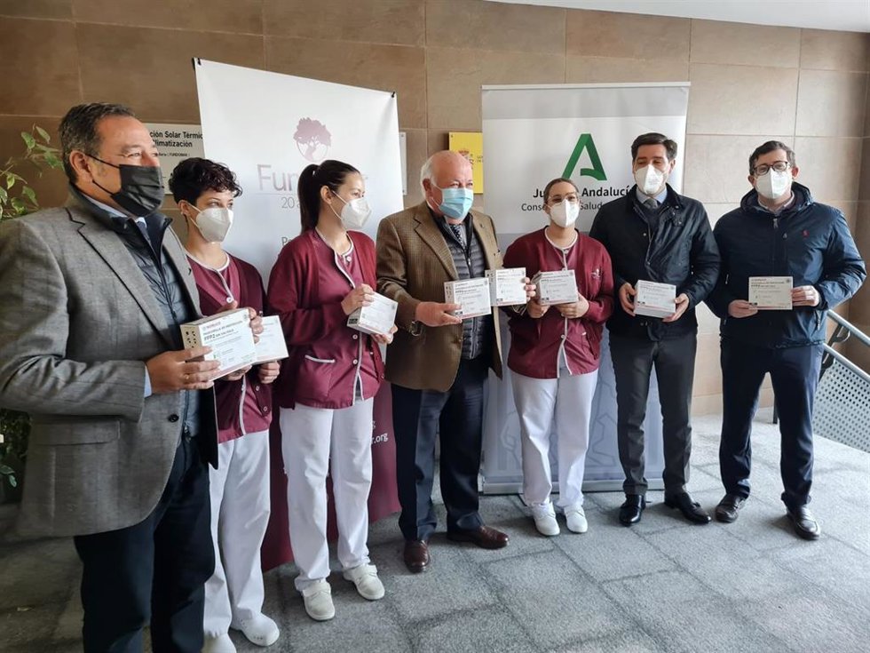 El consejero de Salud y Familias, Jesús Aguirre, reparte mascarillas FPP2 en residencias de mayores.