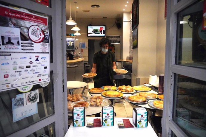 Archivo - Un establecimiento de hostelería de Bilbao prepara comida para llevar ante el nuevo cierre en la capital vizcaína