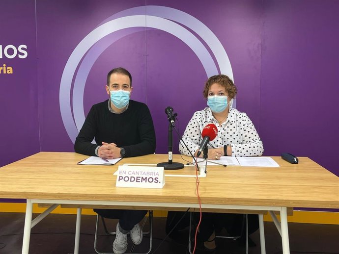 El coordinador general de Podemos Cantabria, Luis del Piñal, y la portavoz del partido, Mercedes González