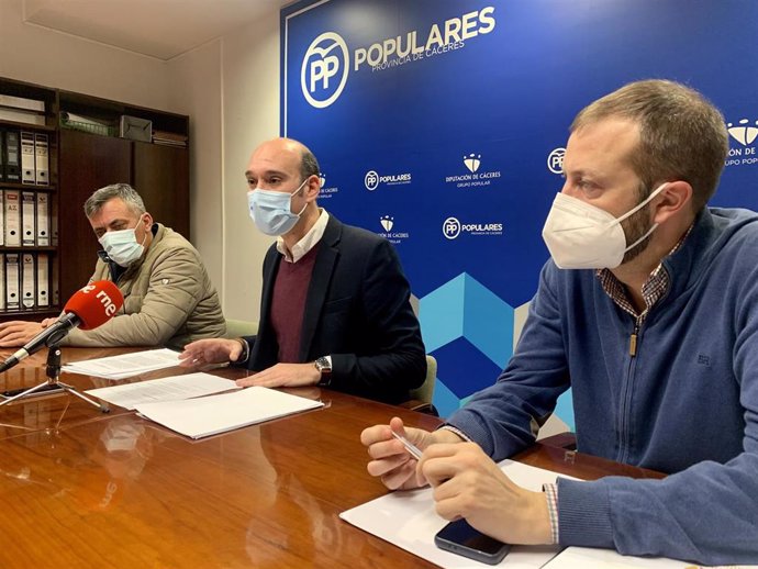 El portavoz del PP en la Diputación de Cáceres, José Ángel Sánchez Juliá junto a otros diputados en una rueda de prensa