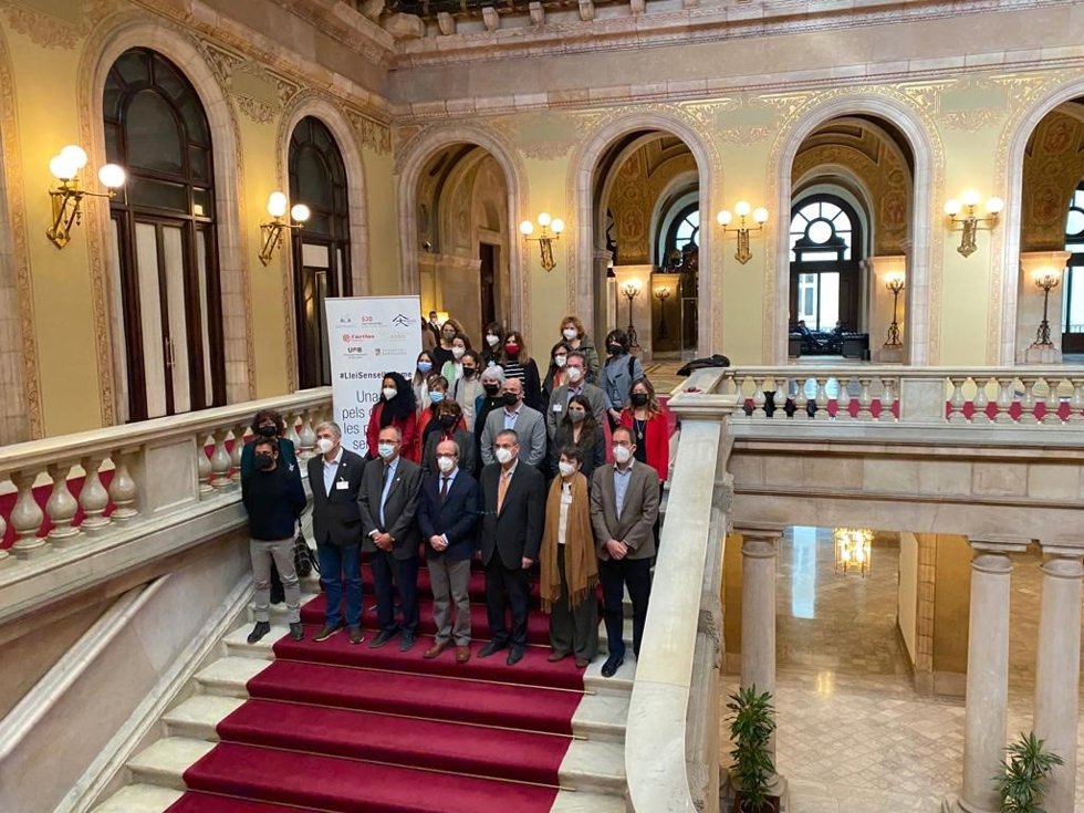 Los representantes de la sociedad civil, de la academia y de los partidos han registrado la propuesta de ley en la cámara catalana