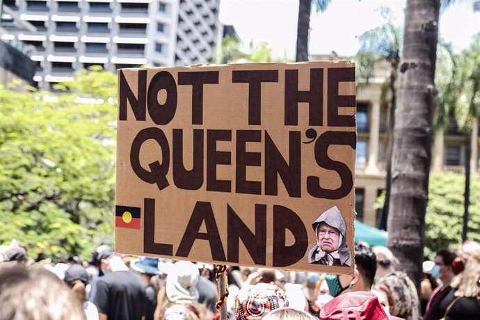 Archivo - Imagen de una pancarta duranta una manifestación a favor de los pueblos aborígenes en Australia.
