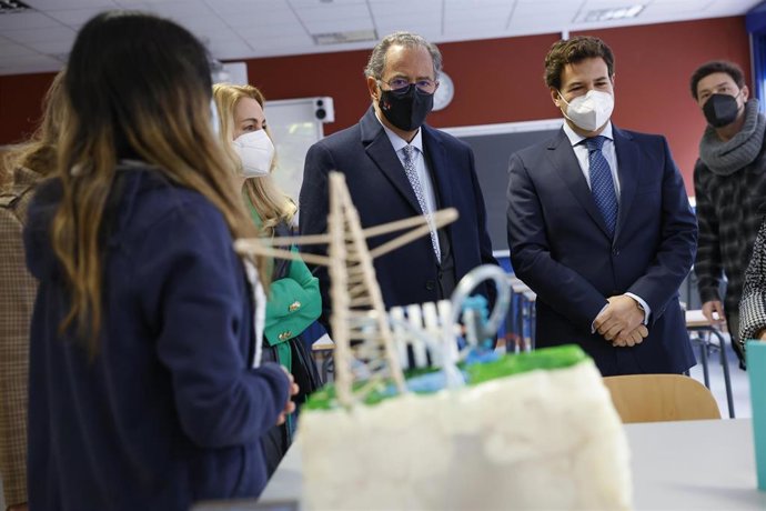 El consejero de Educación, Universidades y Ciencia, Enrique Ossorio, vista el IES José García Nieto en Las Rozas.