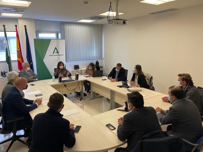 Reunión de la viceconsejera de Salud y Familias, Catalina García, con alcaldes para abordar la integración del hospital de Utrera en el Área de Gestión Sanitaria Sur de Sevilla.