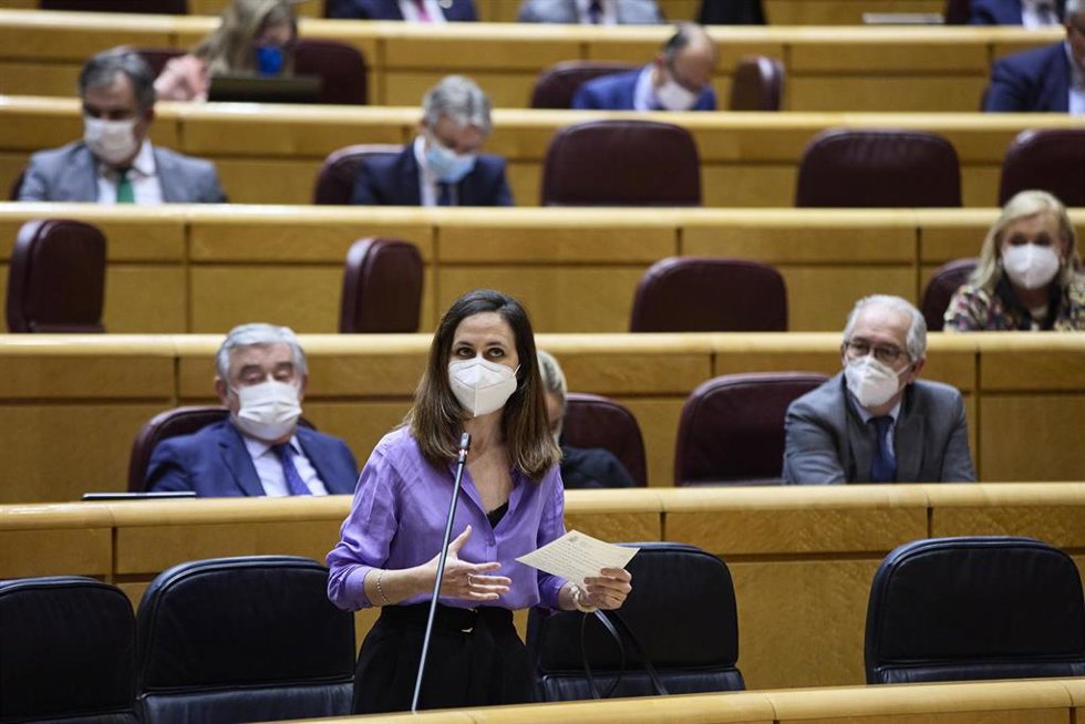 Archivo - La ministra de Derechos Sociales, Ione Belarra, interviene en una Sesión de Control en el Senado, a 21 de diciembre de 2021, en Madrid (España). El Senado celebra su última sesión plenaria del año, en la que previsiblemente, se aprobarán los P