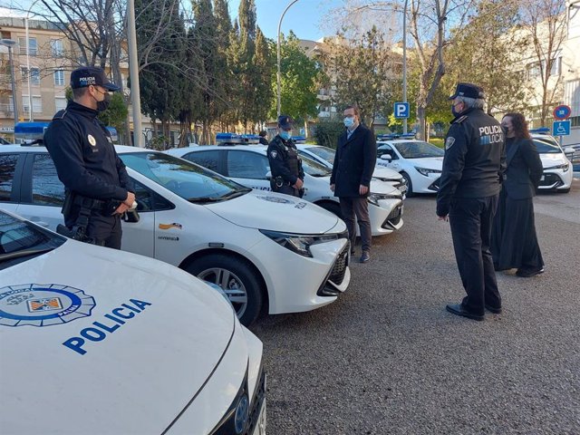 El alcalde de Palma, José Hila, y la primera teniente de alcalde de Seguridad Ciudana, Joana Maria Adrover, en la presentación de los nuevos vehículos