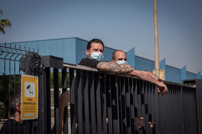 Archivo - Trabajadores de la planta de producción de Nissan en Barcelona subidos a la valla en el exterior de la fábrica en la Zona Franca el día en el que se ha decidido cerrarla