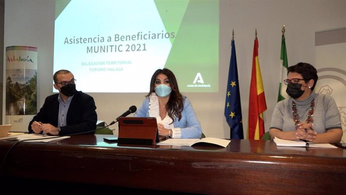 La delegada territorial de Turismo en Málaga, Nuria Rodríguez, informa a los municipios beneficiados en la provincia por las ayudas Munitic de la Consejería.