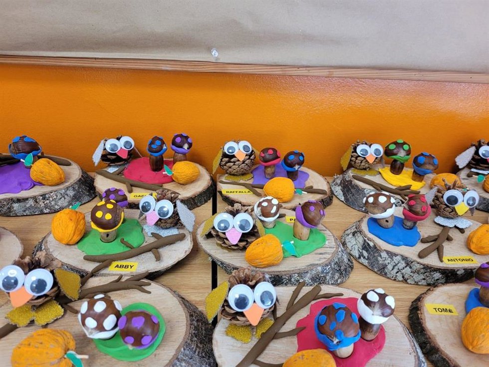 Adornos de Haloween realizados por alumnos participantes en el programa de educación ambiental 'Generación Eco' de Ecovidrio en Escuelas Nieto, en Vigo, Pontevedra.