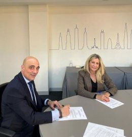 La presidenta del Colegio de Mediadores de Seguros de Madrid, Elena Jiménez de Andrade, y el director general de MetLife para Iberia, Oscar Herencia, firmando un acuerdo de colaboración entre ambas organizaciones.