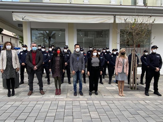 La consellera de Presidencia, Función Pública e Igualdad, Mercedes Garrido,  visita el curso de capacitación para policías locales que se lleva a cabo en el Edificio de Cultura del Ayuntamiento de Santa Eulria des Riu (Ibiza)