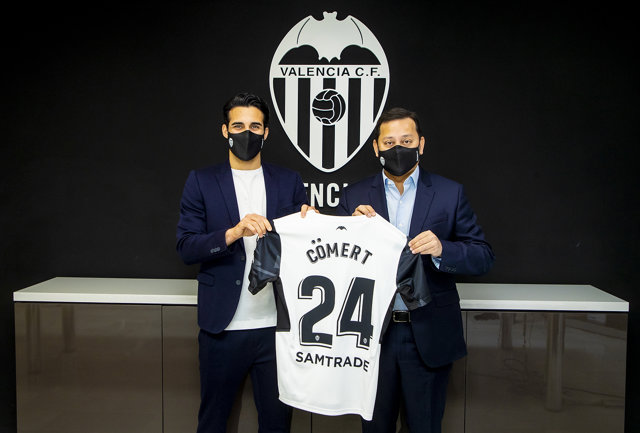 Eray Cömert posa con la camiseta del Valencia.