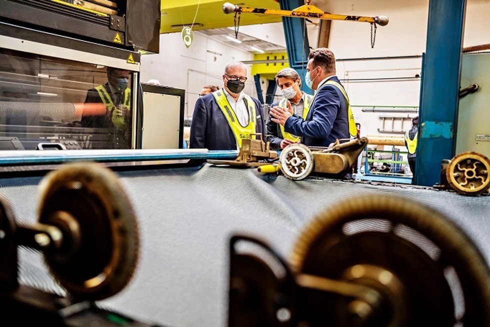 Karsten Schnake, miembro del consejo de administración de Compras de Skoda, visita la empresa Sage Automotive Interiors que fabrica materiales sostenibles para su uso en los vehículos de Skoda