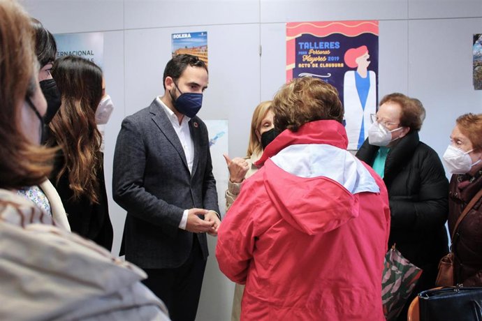 El secretario general del PSOE de Málaga, Daniel Pérez, visita el Centro Ciudadano Tres Cruces en Málaga capital junto a la vocal de la ejecutiva federal del PSOE, Mari Nieves Ramírez, y la vicesecretaria de los socialistas malagueños, Mariló Narváez.