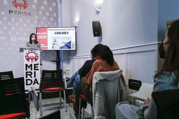 La delegada de Turismo de Mérida, Pilar Amor, en rueda de prensa