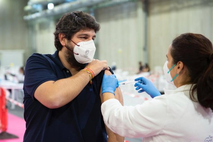 El presidente de la Región de Murcia, Fernando López Miras, recibe la dosis de refuerzo de la vacuna contra el coronavirus en Ifelor, en Lorca