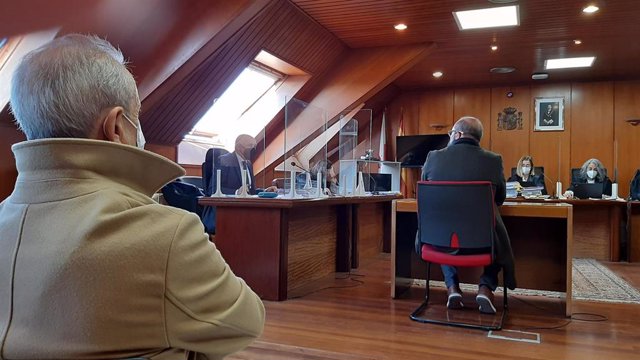 El expresidente de la Federación Cántabra de Fútbol Alberto Vilar, en primer término, durante el juicio contra él por presunta apropiación indebida, mientras declara como testigo un empleado de la entidad