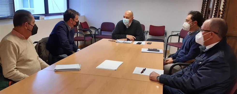 De izquierda a derecha, Juan Burgaleta, secretario general de la Asociación Afoncasa; Luis Nevares, presidente de la asociación; Juan Carlos Aguilera, director general de Industria; Carlos Rojo y Manuel Villabrille, del Servicio de Fluidos y Metrología.