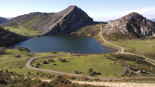 Archivo - Plan de transporte a los Lagos de Covadonga.