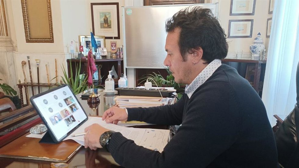 Archivo - El alcalde de Cádiz, José María González, durante una intervención en una reunión telemática.