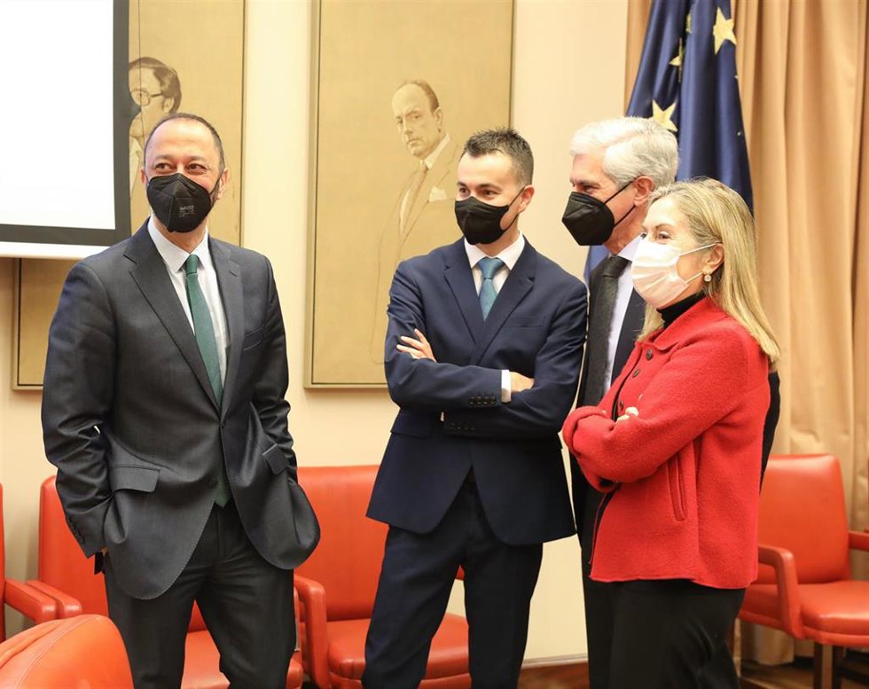 El portavoz del PSOE en el Congreso, Héctor Gómez (centro), conversa con los vicepresidentes del Congreso, Alfonso Rodríguez Gómez de Celis (izq.) y Ana Pastor, y el secretario cuarto, Adolfo Suárez Illana