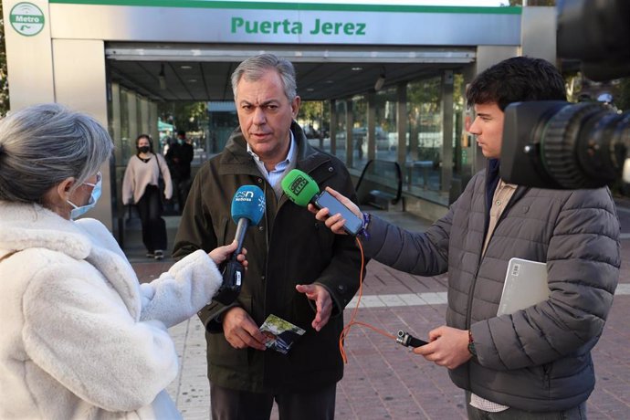 Archivo - El candidato del PP a la Alcaldía de Sevilla, José Luis Sanz, en la atención a medios en la estación del Metro en la Puerta de Jerez.