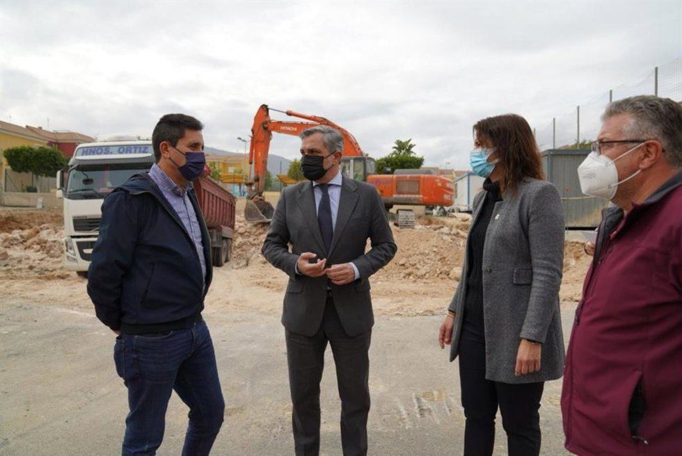 El diputado provincial Ángel Escobar visita unas obras.