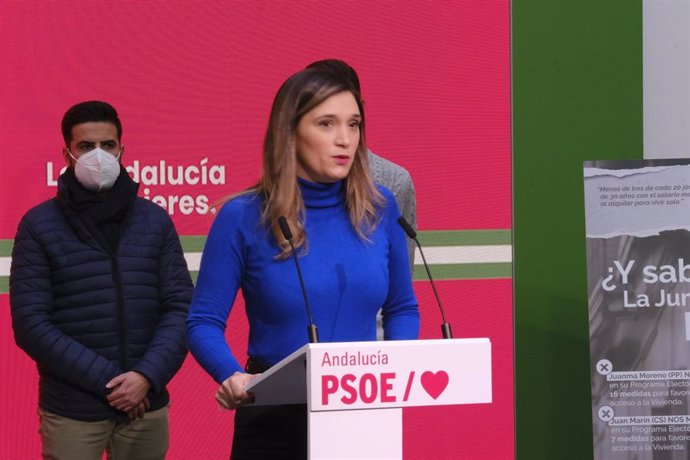 La portavoz adjunta del PSOE en el Parlamento andaluz, María Márquez, en rueda de prensa en la sede regional del PSOE-A
