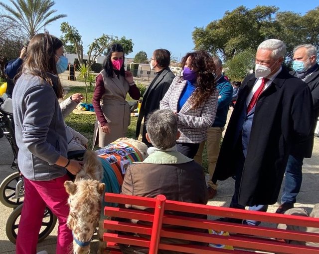 La consejera de Igualdad, Rocío Ruiz, visita el centro Betsaida de Beas.