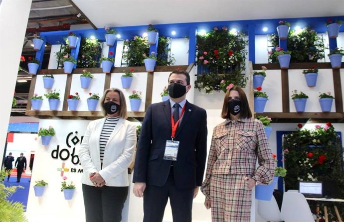José María Bellido, Isabel Albás y la actriz cordobesa Macarena Gómez en la inauguración del expositor de Córdoba capital en Fitur.