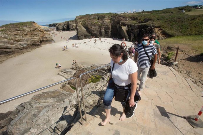 Archivo - Turistas entran y salen de la playa de Las Catedrales, a 15 de agosto de 2021, en Ribadeo, Lugo, Galicia (España). La playa de Las Catedrales o As Catedrais se mantiene como uno de los principales atractivos turísticos de la costa lucense. El 