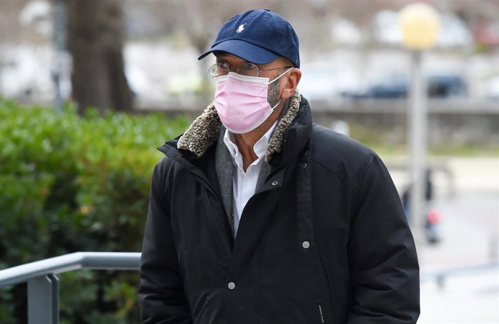 El ex administrador único de las mercantiles encargadas de explotar en España las clínicas Vitaldent, Ernesto Colma, acude a declarar en la Audiencia Provincial, a 25 de enero de 2022, en Madrid (España). 