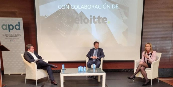De izquierda a derecha: Joaquín María Fernández, socio en Deloitte; Juan Vivancos, director de transformación digital  de AMC e Isabel Santos García, directora Corporativa de Marketing y Marca Propia de Hefame