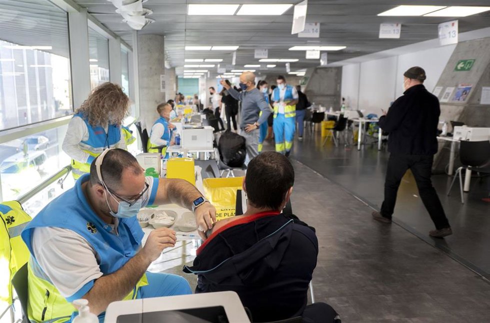 Varias personas son vacunadas contra el Covid-19, en el WiZink Center, a 20 de enero de 2022, en Madrid, (España). Hoy arranca, en la red de hospitales públicos de la Comunidad de Madrid la inoculación de la tercera dosis de la vacuna contra el coronav