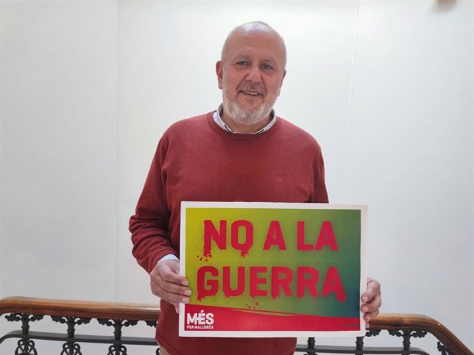 El portavoz del grupo parlamentario de MÉS per Mallorca en el Parlament, Miquel Ensenyat, con un cartel de 'No a la guerra'.