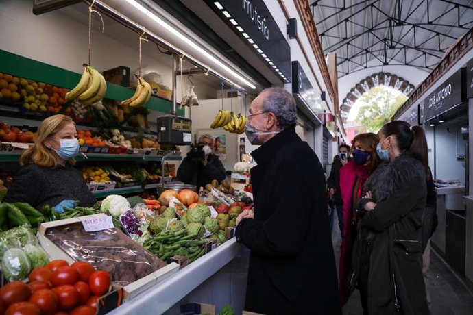 El alcalde de Málaga, Francisco de la Torre, acompañado de los concejales de Comercio, Ordenación del Territorio y distrito Centro, Elisa Pérez de Siles, Raúl López y Gemma del Corral, respectivamente, en el Mercado de Salamanca.