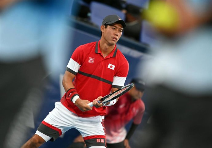 Archivo - El tenista japonés Kei Nishikori durante un partido ante el serbio Novak Djokovic en Tokyo 2020.