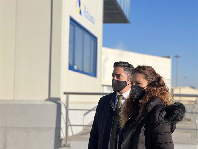 La delegada del Gobierno en Cantabria, Ainoa Quiñones, visita el Puesto de Control Fronterizo en el Puerto de Santander junto al delegado de la AEAT, Miguel Cárcaba