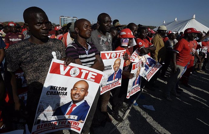 Archivo - Seguidores del líder opositor de Zimbabue, Nelson Chamisa, quien encabeza el Movimiento para el Cambio Democrático (MDC)