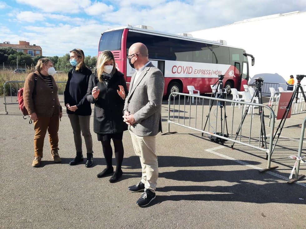 La consellera de Salud y Consumo, Patricia Gómez; la directora asistencial del Servicio de Salud, Eugenia Carandell, y el alcalde de Sa Pobla, Lloren Gelabert, en su visita al vacubús.