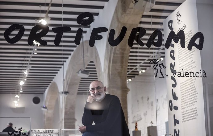 El humorista gráfico, Antonio Ortiz Fuster, conocido como Ortifus, posa durante la presentación de la exposición 'Ortifurama Valenci', en el Centre Cultural La Nau - Universitat de Valncia. 