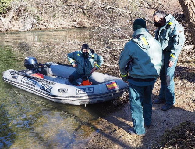 Efectivos de los GEAS continúan la búsqueda de Esther López en aguas del Duero.