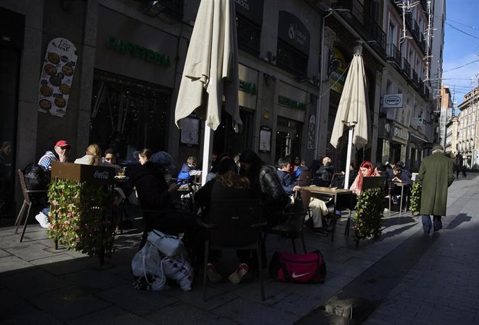 Terrazas llenas de comensales  