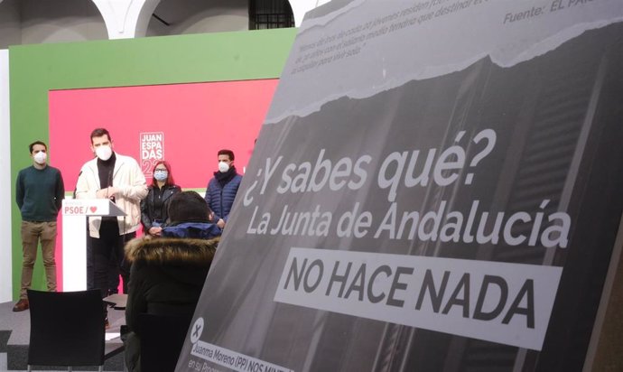 El secretario general de Juventudes Socialistas de Andalucía, Alejandro Moyano, en rueda de prensa en la sede regional del PSOE-A