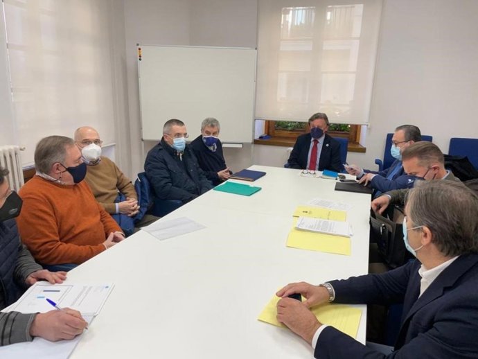 Reunión de responsables municipales con vecinos del Antiguo