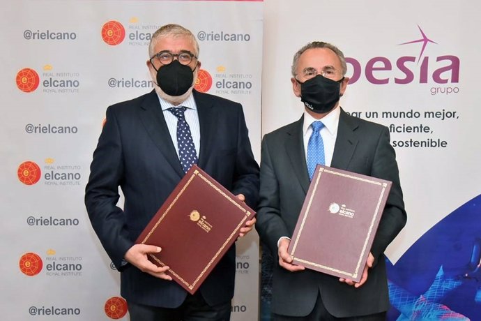 José Juan Ruíz, presidente del Real Instuto Elcano, y Luis Furnells, presidente ejecutivo de Grupo Oesía